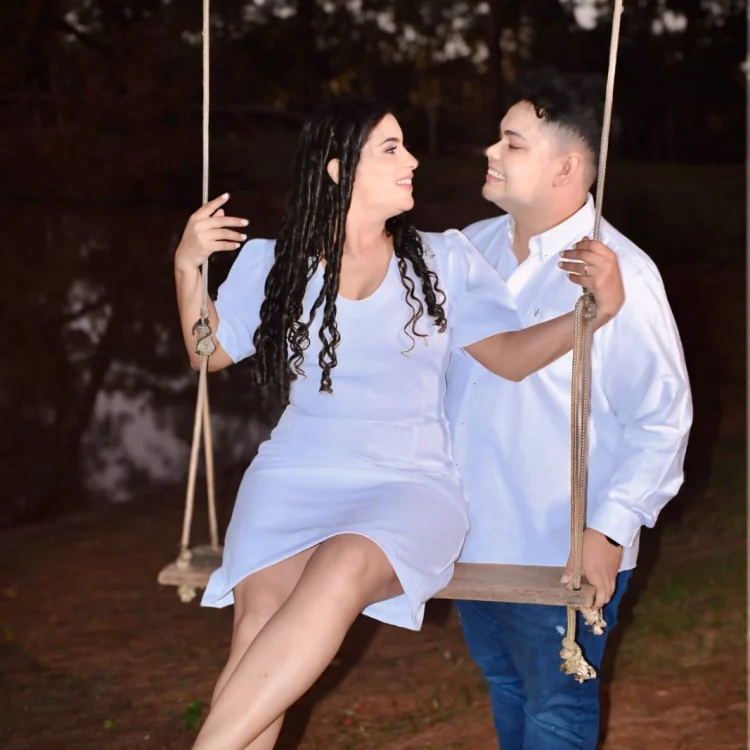 Pedro columpiando a Fátima