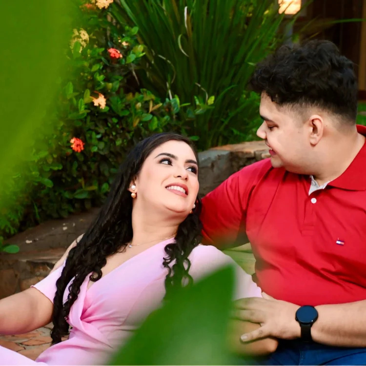 Fátima y Pedro mirandose con mucho cariño