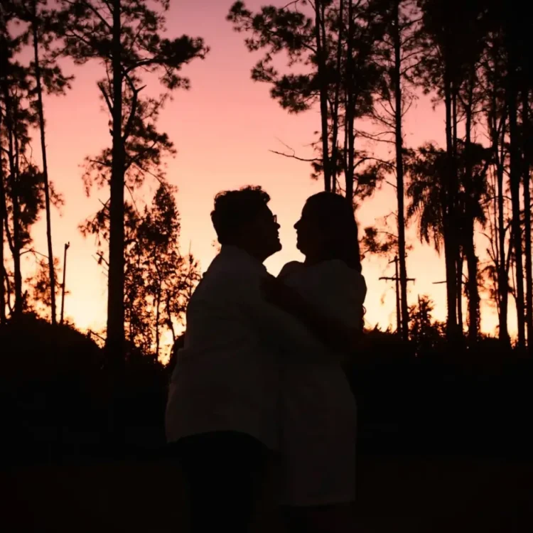 Fátima y Pedro con el atardecer de fondo